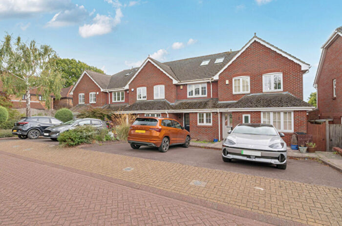 3 Bedroom Terraced House For Sale In Armstrong Close, Bromley, BR1