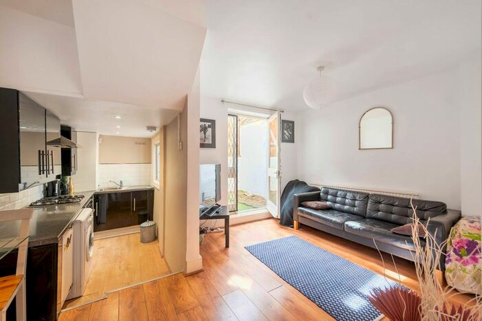 1 Bedroom Flat To Rent In Great Western Road, Westbourne Park, London, W9