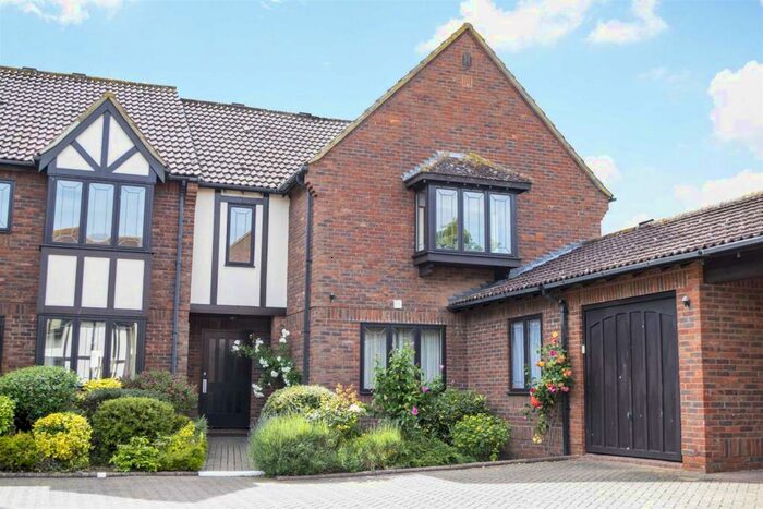 2 Bedroom Flat To Rent In The Fairways, High Street, Silsoe, Bedford, MK45