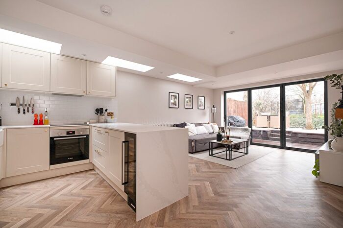 2 Bedroom Flat For Sale In Twilley Street, London, SW18