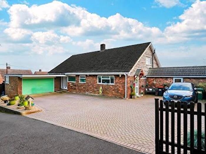 3 Bedroom Bungalow For Sale In Sharpenhoe Road, Streatley, LU3