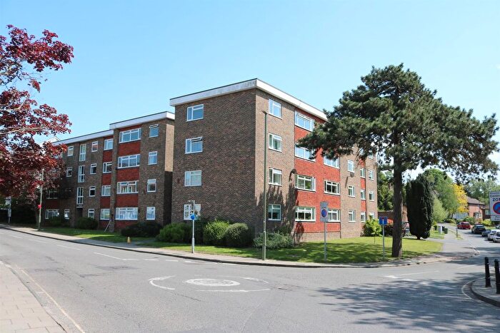 2 Bedroom Flat For Sale In Bridge Court, Leatherhead, KT22