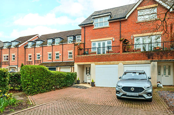4 Bedroom End Of Terrace House For Sale In Hawthorn Way, Lindford, Hampshire, GU35