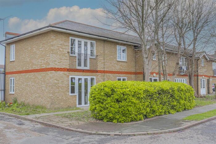 2 Bedroom Flat To Rent In Laburnum Close, Cheshunt, Waltham Cross, EN8