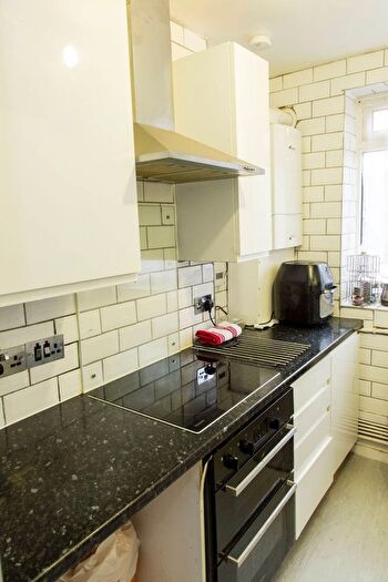 3 Bedroom Flat To Rent In Lansdowne Green, Vauxhall, London, SW8