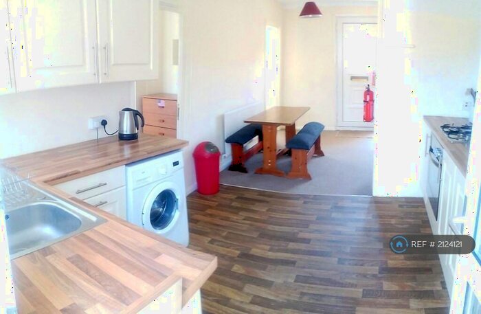 4 Bedroom Terraced House To Rent In Woodsford Grove, Nottinghamshire, NG11