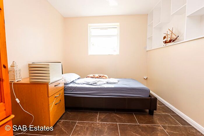 1 Bedroom Flat To Rent In Studio Flat, Rose Gardens, Southall, UB1