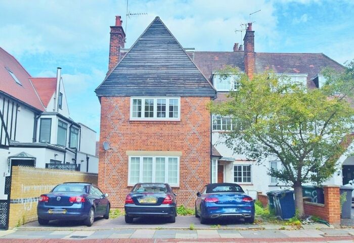2 Bedroom Flat To Rent In Woodstock Road, London, NW11