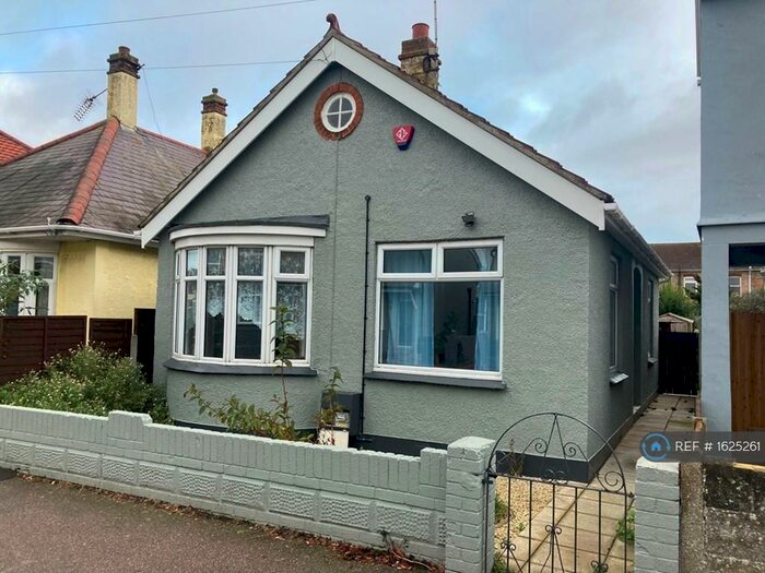 2 Bedroom Bungalow To Rent In Carrs Road, Clacton On Sea, CO15