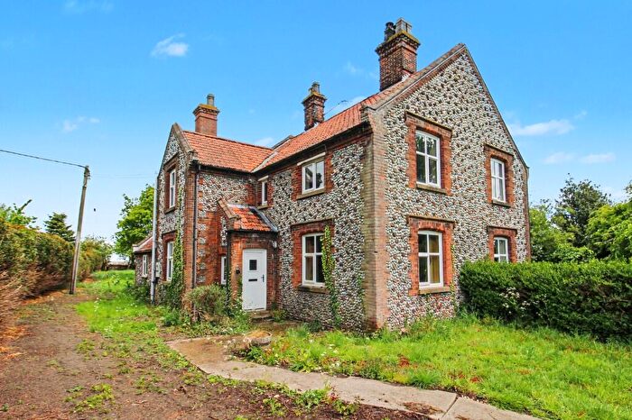 3 Bedroom Semi Detached House For Sale In Holt Road, Burgh Pava, NR24