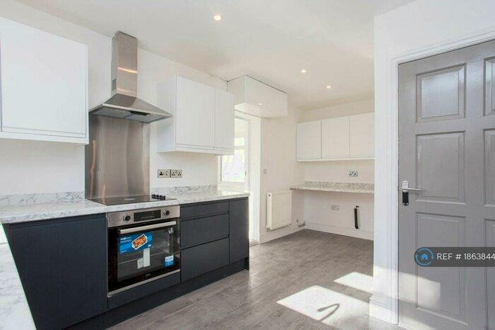 3 Bedroom Semi-Detached House To Rent In Pinewood Grove, Newcastle-Under-Lyme, ST5