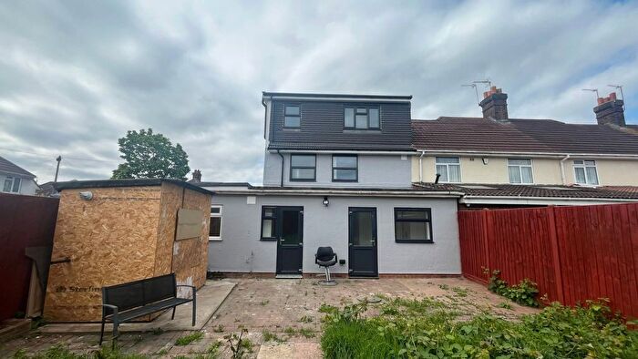 6 Bedroom Semi-Detached House To Rent In Hunters Grove, Hayes, UB3