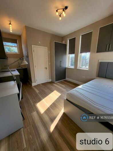 Studio To Rent In Redwood Drive, Epsom, KT19