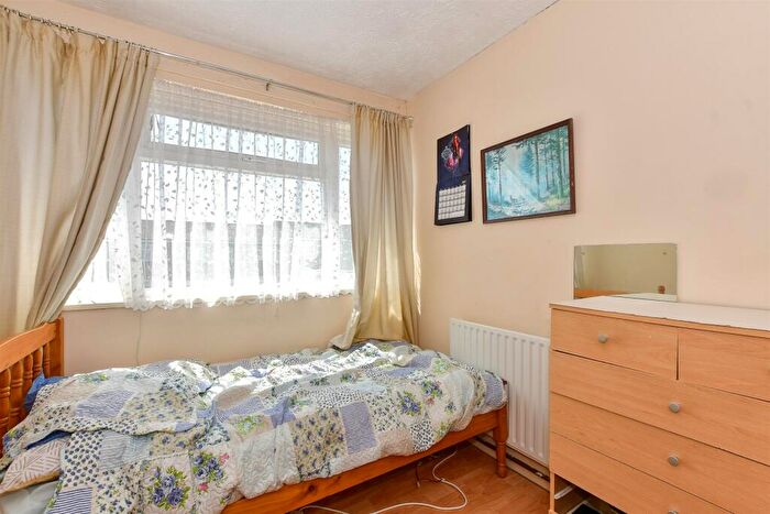 3 Bedroom End Of Terrace House For Sale In Elmhurst Drive, Hornchurch, Essex, RM11