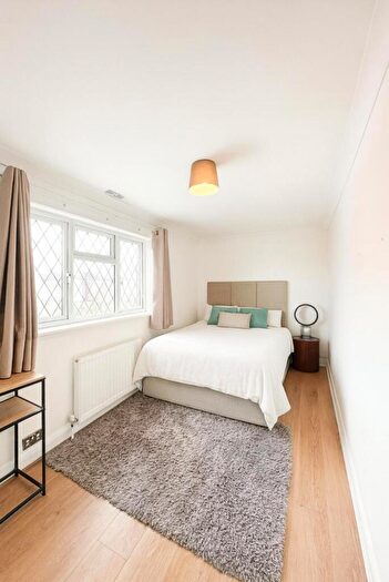 3 Bedroom Semi-Detached House For Sale In Knightwood Crescent, New Malden, KT3