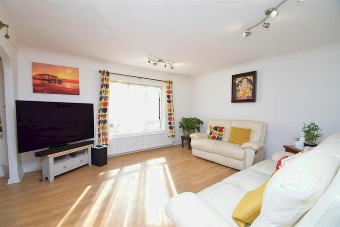 2 Bedroom Flat To Rent In The Avenue, Hatch End, Pinner, HA5