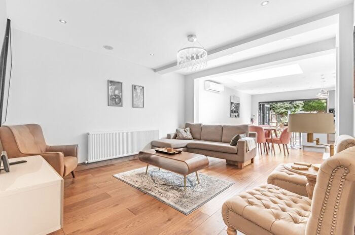 2 Bedroom Flat To Rent In Beverley Way, London, SW20