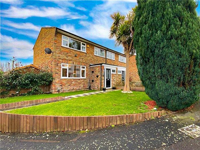 3 Bedroom Semi Detached House For Sale In Faraday Road, Farnborough, GU14