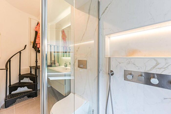 1 Bedroom Flat For Sale In Redcliffe Road, Chelsea, London, SW10
