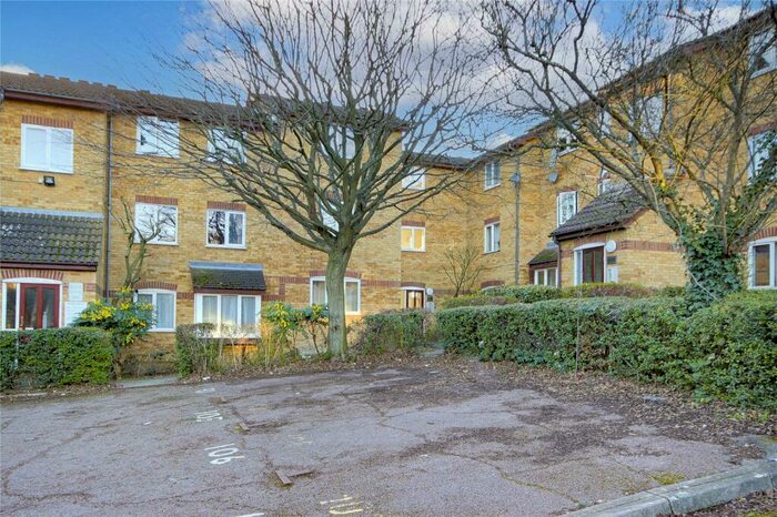 1 Bedroom Apartment To Rent In Greenway Close, Friern Barnet, London, N11