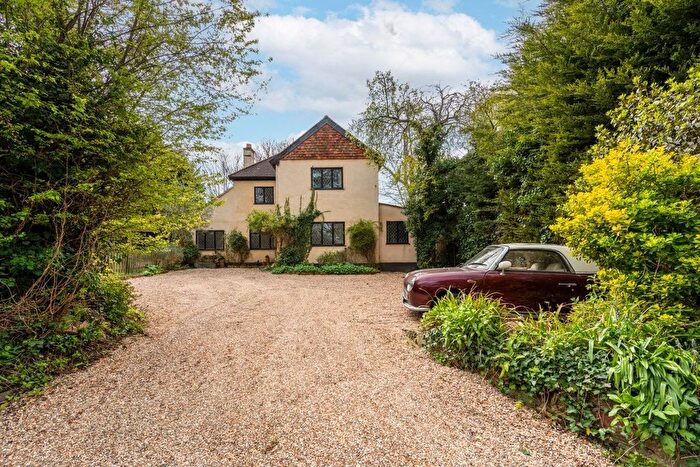 4 Bedroom Detached House For Sale In Tudor Close, Wallington, SM6