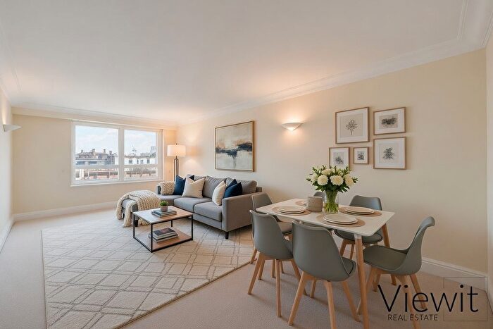 1 Bedroom Flat To Rent In Peninsula Heights, Vauxhall, London, SE1