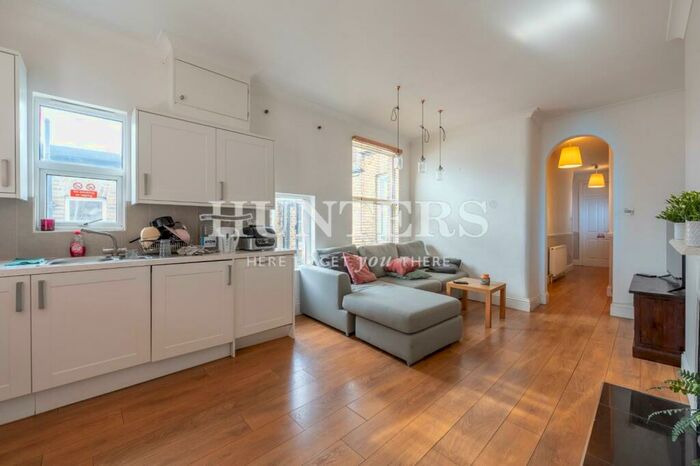 3 Bedroom Flat To Rent In Holmleigh Road, London, N16