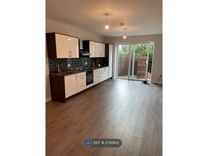 2 Bedroom Flat To Rent In Wayside, London, NW11