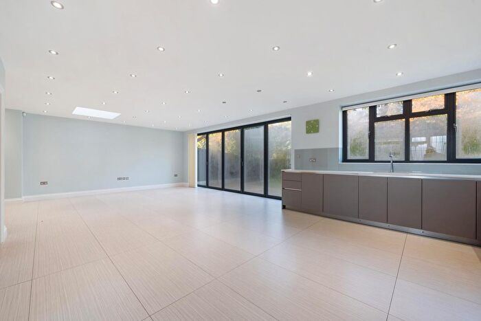 4 Bedroom Semi-Detached House To Rent In Oak Tree Drive, London, N20