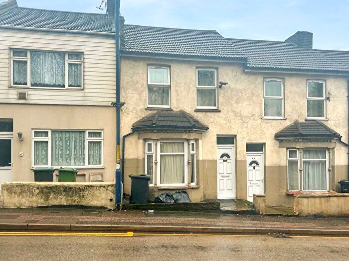 2 Bedroom Terraced House For Sale In Stonebridge Road, Northfleet, Kent, DA11