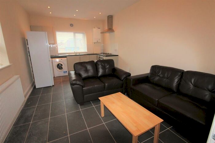 3 Bedroom Flat To Rent In Crwys Road, Cathays, Cardiff, CF24