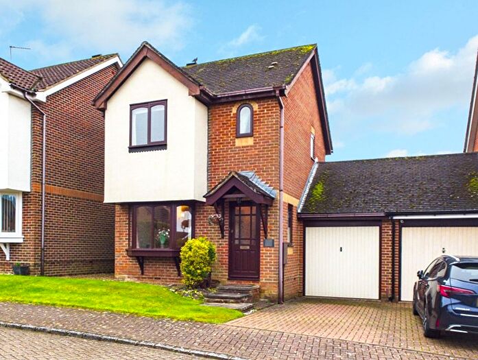 2 Bedroom Link Detached House For Sale In Lanyon Close, Horsham, RH12