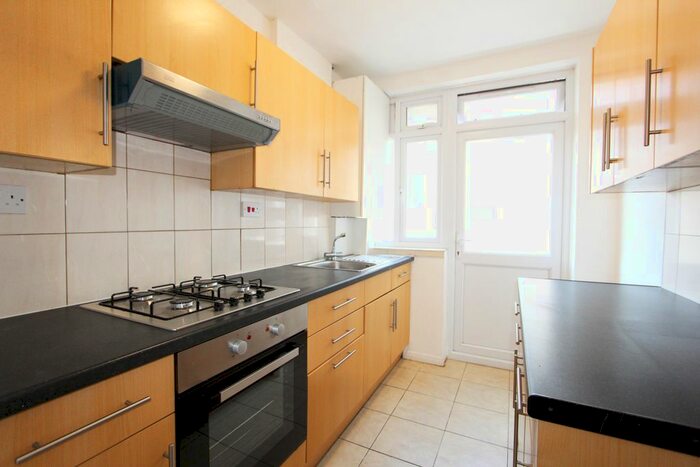 3 Bedroom Flat To Rent In Parade Mansions, Watford Way, London, NW4