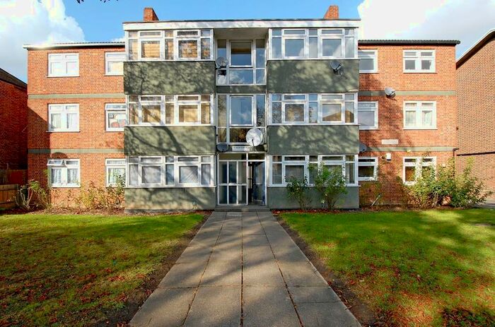 3 Bedroom Flat To Rent In Hopton Road, London, SW16