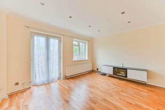 3 Bedroom Terraced House To Rent In St James Road, Sutton, SM1