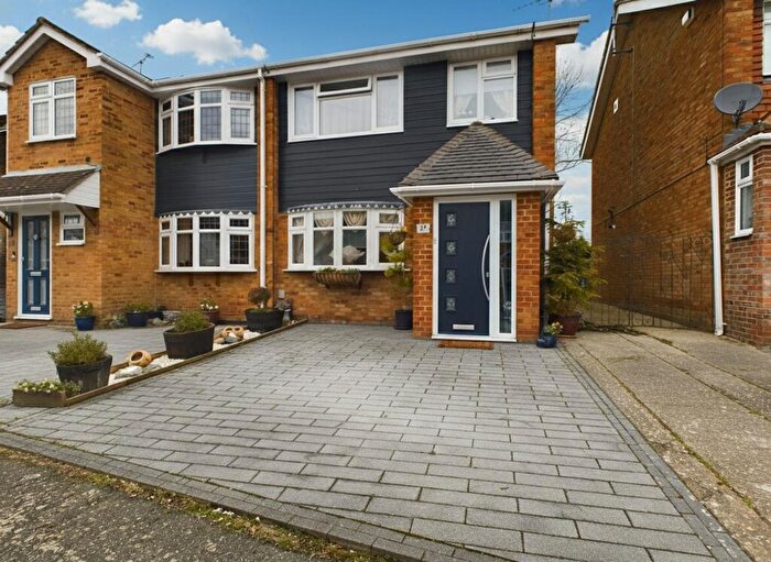 3 Bedroom Semi Detached House For Sale In Northlands Close, Stanford-Le-Hope, SS17