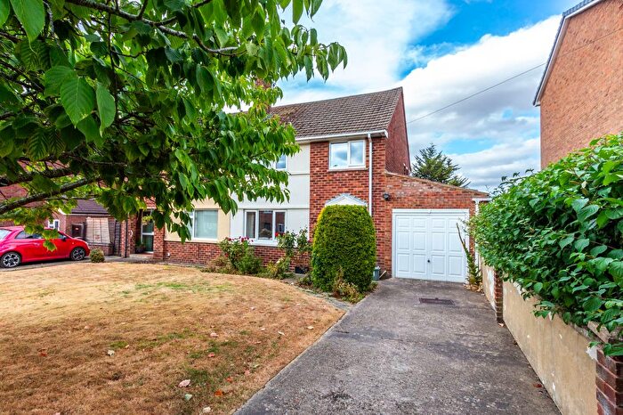 3 Bedroom Semi-Detached House For Sale In Grafton Road, Rushden, NN10