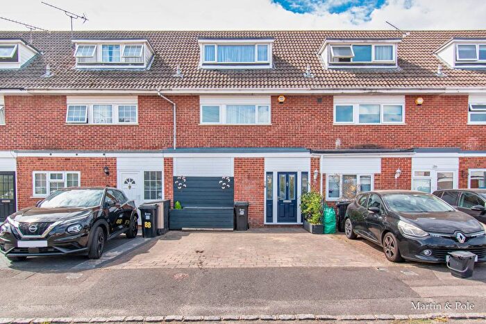 3 Bedroom Town House For Sale In Hazel Drive, Woodley, Reading, RG5