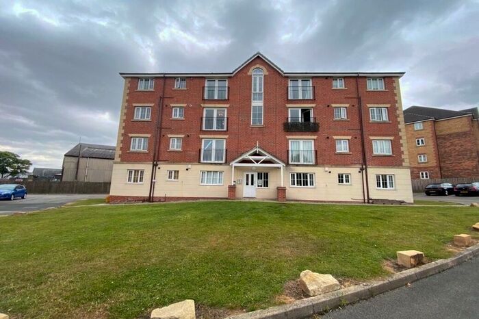 2 Bedroom Flat To Rent In Moorcroft, Ossett, West Yorkshire, WF5