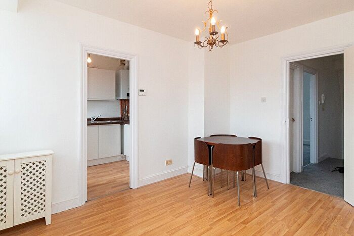 1 Bedroom Flat To Rent In Ladbroke Crescent, Notting Hill, London, W11