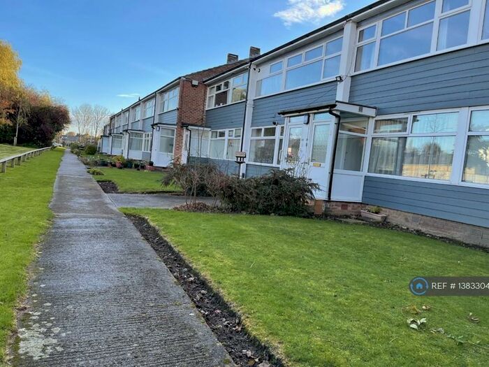 2 Bedroom Flat To Rent In High Moor Court, Leeds, LS17