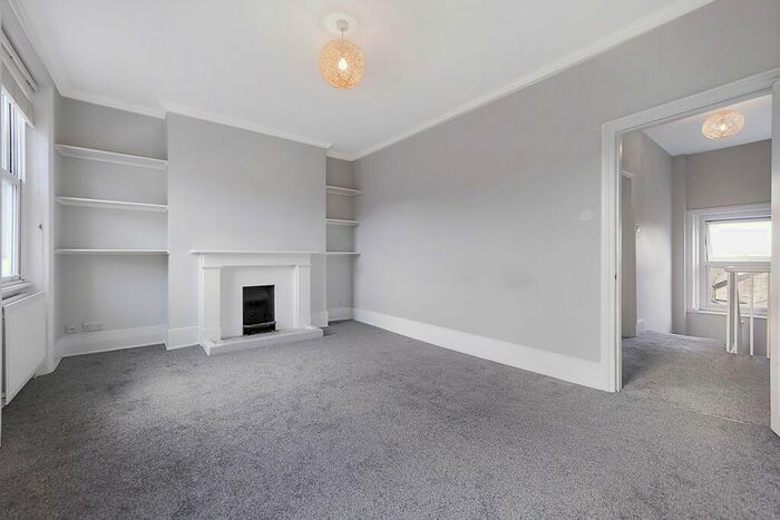 3 Bedroom Flat To Rent In Sheen Road, Richmond, TW9