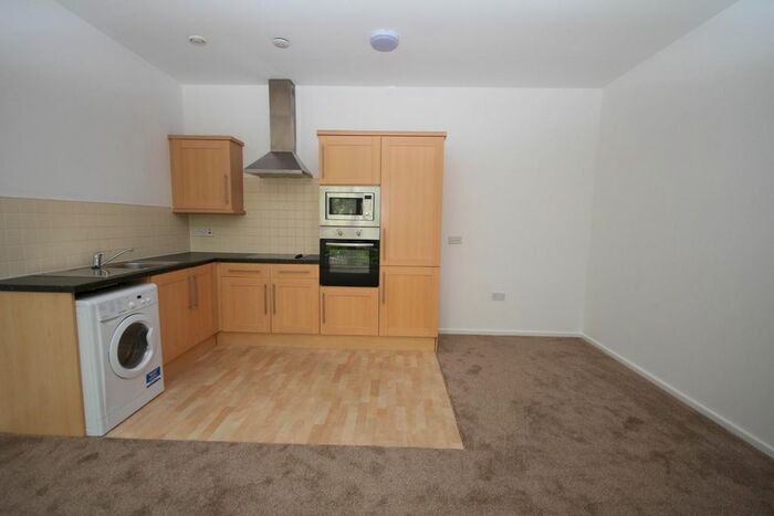 2 Bedroom Flat To Rent In Brackendale, Bradford, BD10