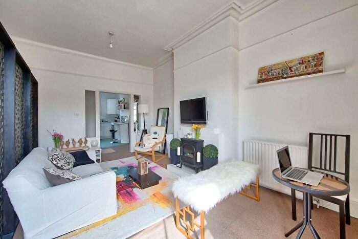 1 Bedroom Flat To Rent In St. John's Hill, London, SW11