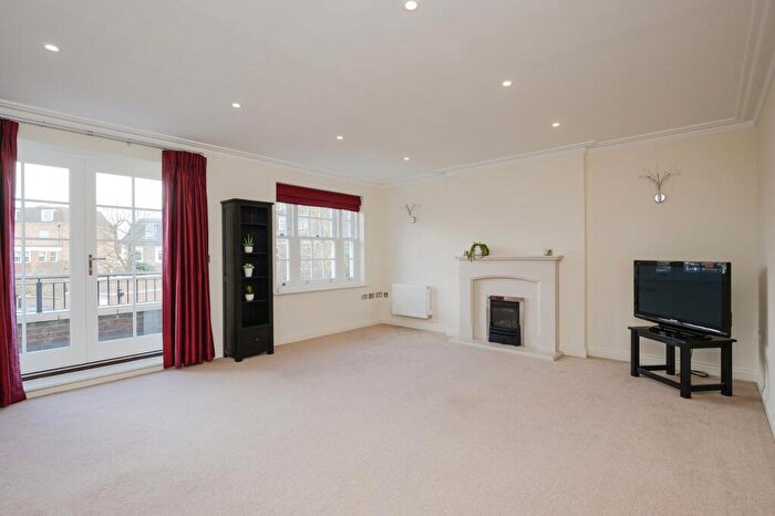 4 Bedroom Semi-Detached House To Rent In Lincoln Grove, Weybridge, KT13
