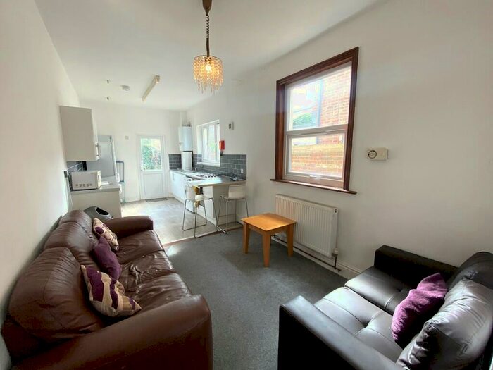 5 Bedroom Terraced House To Rent In Playfair Road, Southsea, PO5