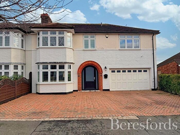 4 Bedroom Semi Detached House For Sale In Elmhurst Drive, Hornchurch, RM11