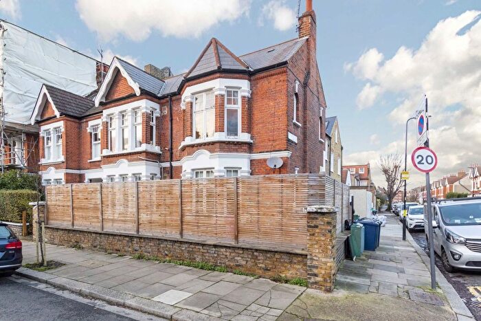 2 Bedroom Flat To Rent In Jeddo Road, Shepherds Bush, W12