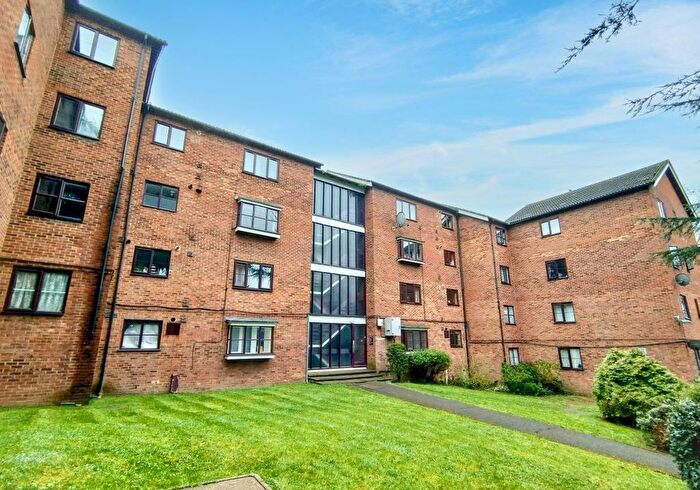 2 Bedroom Flat For Sale In Hawarden Hill, Cricklewood, London, NW2