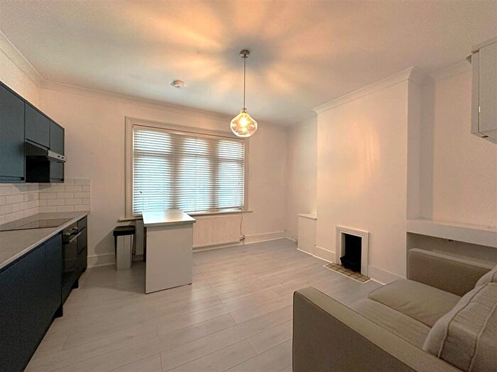 2 Bedroom Apartment To Rent In Chingford Mount Road, Chingford, E4